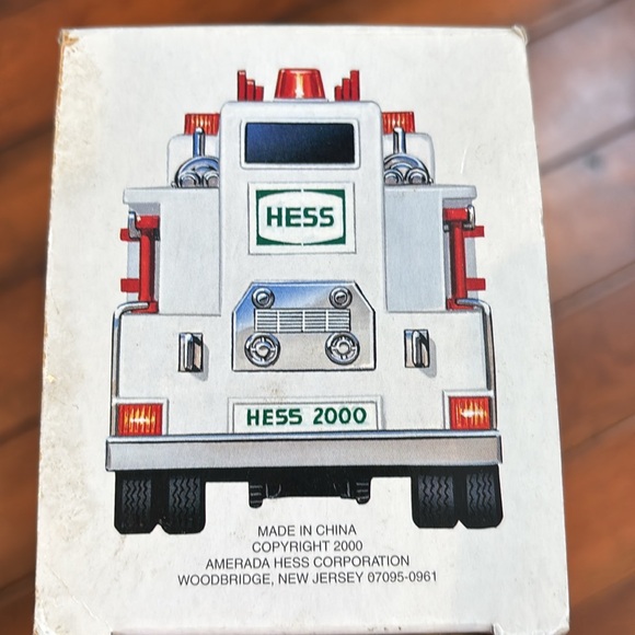 NEW (VTG) 2000 HESS Trucks Fire Truck - Picture 4 of 5